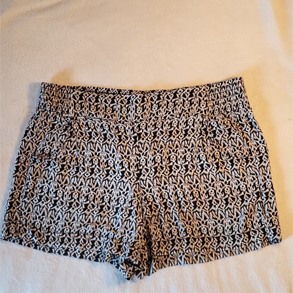 Lane Bryant Flowy Black White Ikat Print Elastic Waist Shorts Size 18 20 EUC